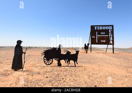 Metall Skulpturen von Menschen mit einer Ziege Warenkorb und einem Kamel, die außerhalb der kleinen ländlichen Stadt Tibooburra im australischen Outback, New South Wales, Austral Stockfoto