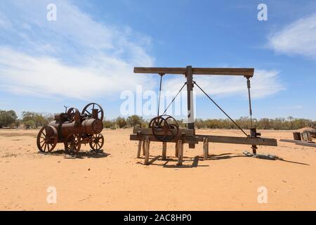 Ein Tragbalken wurde durch eine stationäre Dampfmaschine für das Wasser versorgt. Outdoor pastorale Museum, Tibooburra, New South Wales, NSW, Australien Stockfoto