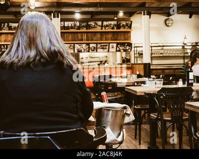 Barcelona, Spanien - 17.November 2017: Pespective Blick auf eine traditionelle katalanische Küche Restaurant mit Kunden und leere Tabellen Stockfoto