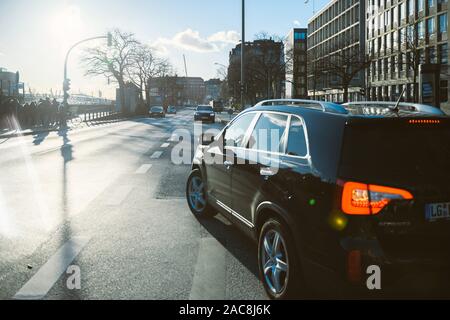 Hamburg, Deutschland - Feb 2018: Rückansicht des Fahrens in Deutschland mit Audi Quattro schwarz Wagen Auto drehen auf der Bei den Muhren Straße Straße Brooksbrucke Stockfoto