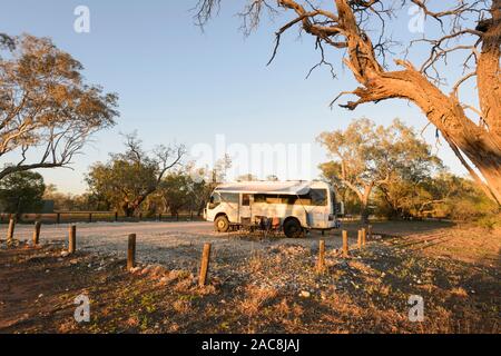 Ein Toyota Coaster Camping in der Wildnis an Gundabooka National Park, in der Nähe von Bourke, New South Wales, NSW, Australien Stockfoto