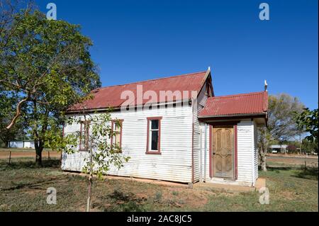 Kleine weiße Kirche von wellplatten in dem kleinen ländlichen Dorf Louth, New South Wales, NSW, Australien Stockfoto