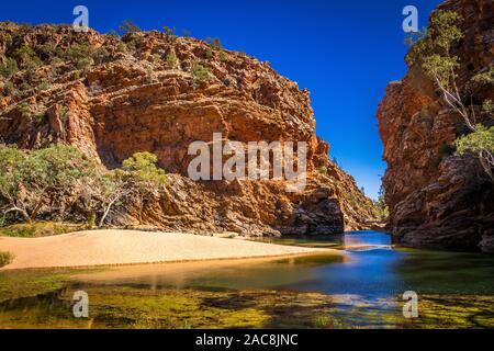 Ellery Creek Big Hole und Umgebung in die West MacDonnell Ranges in den entlegenen nördlichen Gebiet der Zentral Australien Stockfoto