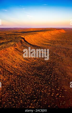 Sonnenuntergang im australischen Outback. Das Luftbild zeigt die remote George Gill Range im Zentrum von Australien aus einem Hubschrauber. Stockfoto