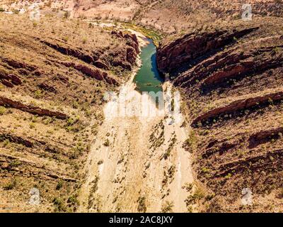 Glen Helen Gorge und die Umgebung von Glen Helen Lodge von einer Antenne Perspektive berücksichtigt. Northern Territory, Australien Stockfoto