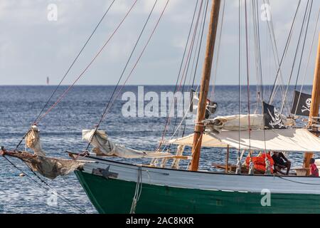 Saint Vincent und die Grenadinen, Segelboot Ketsch mit Piraten Flaggen Stockfoto
