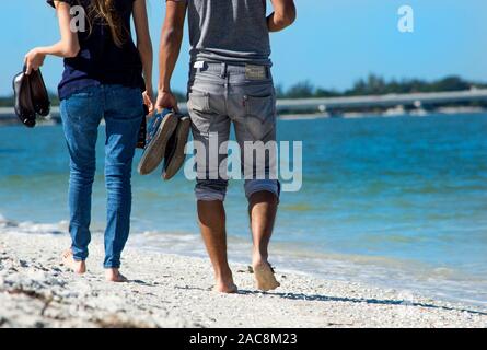 Ein paar Spaziergänge am Strand im Sommer ohne Schuhe auf, barfuss Stockfoto