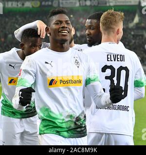 Mönchengladbach, Deutschland. 1. Dez, 2019. Breel Embolo (Vorne) von Mönchengladbach feiert während eines Deutschen Bundesligaspiel zwischen Borussia Mönchengladbach und der SC Freiburg in Mönchengladbach, Deutschland, Dez. 1, 2019. Credit: Ulrich Hufnagel/Xinhua/Alamy leben Nachrichten Stockfoto