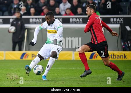 Mönchengladbach, Deutschland. 1. Dez, 2019. Marcus Thuram (L) von Mönchengladbach Mias mit Manuel Gulde Freiburg während einer Deutschen Bundesligaspiel zwischen Borussia Mönchengladbach und der SC Freiburg in Mönchengladbach, Deutschland, Dez. 1, 2019. Credit: Ulrich Hufnagel/Xinhua/Alamy leben Nachrichten Stockfoto