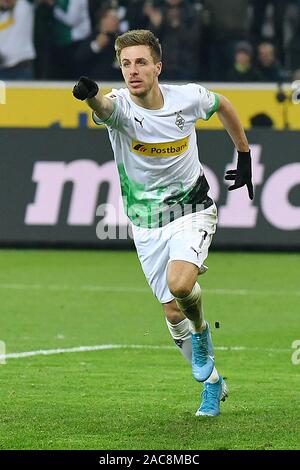 Mönchengladbach, Deutschland. 1. Dez, 2019. Patrick Herrmann von Mönchengladbach feiert während eines Deutschen Bundesligaspiel zwischen Borussia Mönchengladbach und der SC Freiburg in Mönchengladbach, Deutschland, Dez. 1, 2019. Credit: Ulrich Hufnagel/Xinhua/Alamy leben Nachrichten Stockfoto