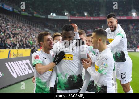 Mönchengladbach, Deutschland. 1. Dez, 2019. Marcus Thuram (C) von Mönchengladbach feiert Zählen mit seinen Mannschaftskameraden während eines Deutschen Bundesligaspiel zwischen Borussia Mönchengladbach und der SC Freiburg in Mönchengladbach, Deutschland, Dez. 1, 2019. Credit: Ulrich Hufnagel/Xinhua/Alamy leben Nachrichten Stockfoto