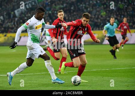 Mönchengladbach, Deutschland. 1. Dez, 2019. Breel Embolo (L) von Mönchengladbach Mias mit Dominique Heintz Freiburg während einer Deutschen Bundesligaspiel zwischen Borussia Mönchengladbach und der SC Freiburg in Mönchengladbach, Deutschland, Dez. 1, 2019. Credit: Ulrich Hufnagel/Xinhua/Alamy leben Nachrichten Stockfoto
