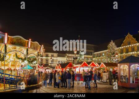 Weihnachtsmarkt, Weihnachtsmarkt in Düsseldorf, mit Karussell, Stände, Glühbirne und Baum am Marktplatz des alten Rathaus eingerichtet. Stockfoto