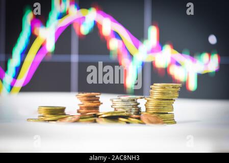 Münzen auf Börse Grafik Geschäft forex trading und Analyse der finanziellen Investitionen Anzeige Anzeige Geld preis Aktienkurs exchange Growt Stockfoto