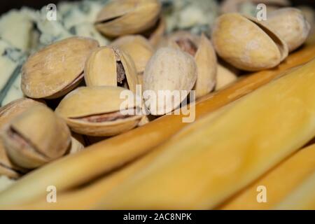 Salz - gebratene Pistazien, Gorgonzola und geräucherter Käse. Close Up. Stockfoto