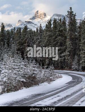 Banff Rundle Mountain mit Blick auf Strasse Winter Stockfoto