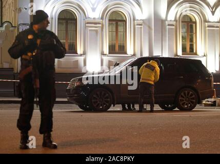 Kiew, Ukraine. 01 Dez, 2019. Polizisten und Ermittler prüfen ein Auto an einem Standort eines Autos schießen im Zentrum von Kiew. Die lokalen Medien berichtet, 3-jähriges Kind war in einem Auto als Ergebnis einer Mordversuch an einem Kiew regionalen Rat Gesetzgeber, wenn Unbekannte bewaffnete Banditen eröffneten das Feuer auf seinem Auto getötet, wie Medien berichteten. Credit: SOPA Images Limited/Alamy leben Nachrichten Stockfoto