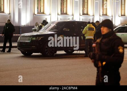 Kiew, Ukraine. 01 Dez, 2019. Polizisten und Ermittler prüfen ein Auto an einem Standort eines Autos schießen im Zentrum von Kiew. Die lokalen Medien berichtet, 3-jähriges Kind war in einem Auto als Ergebnis einer Mordversuch an einem Kiew regionalen Rat Gesetzgeber, wenn Unbekannte bewaffnete Banditen eröffneten das Feuer auf seinem Auto getötet, wie Medien berichteten. Credit: SOPA Images Limited/Alamy leben Nachrichten Stockfoto