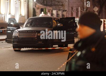 Kiew, Ukraine. 01 Dez, 2019. Polizisten und Ermittler prüfen ein Auto an einem Standort eines Autos schießen im Zentrum von Kiew. Die lokalen Medien berichtet, 3-jähriges Kind war in einem Auto als Ergebnis einer Mordversuch an einem Kiew regionalen Rat Gesetzgeber, wenn Unbekannte bewaffnete Banditen eröffneten das Feuer auf seinem Auto getötet, wie Medien berichteten. Credit: SOPA Images Limited/Alamy leben Nachrichten Stockfoto