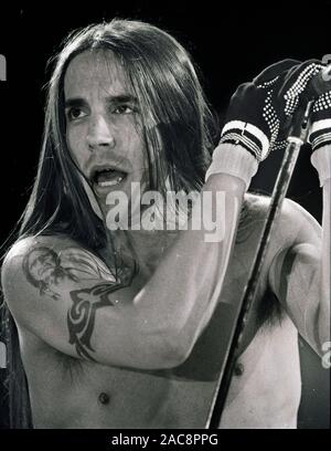 Red Hot Chili Peppers Anthony Keidis singen während eines Konzertes am großen Holz in Mansfield Ma USA 1992 Foto von blll Belknap Stockfoto