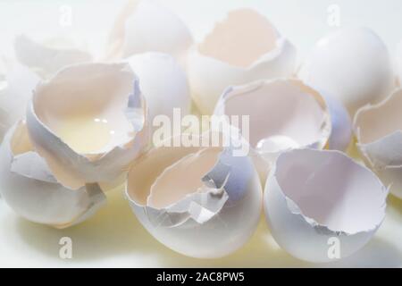 Schließen Sie herauf Foto der gebrochenen Eierschalen. Stockfoto