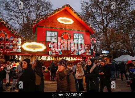 London, Großbritannien. 1. Dez, 2019. Menschen gehen am Hyde Park Winter Wonderland in London, Großbritannien am Dez. 1, 2019. Hyde Park Winter Wonderland geöffnet seit Nov. 21. Credit: Han Yan/Xinhua/Alamy leben Nachrichten Stockfoto