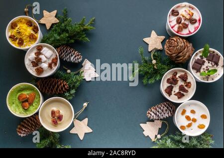 Sortiert von italienischem Eis in Pappbechern auf Weihnachten Hintergrund. Köstlich süßen Nachtisch. Ansicht von oben Stockfoto