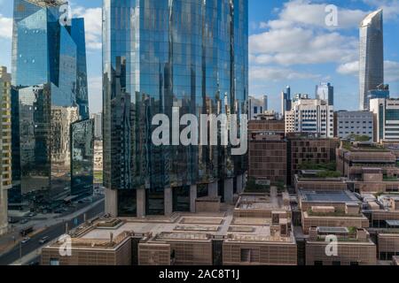 Luftaufnahme des WTC (World Trade Center) und der Mall an einem bewölkten Tag in der Stadt Abu Dhabi Stockfoto