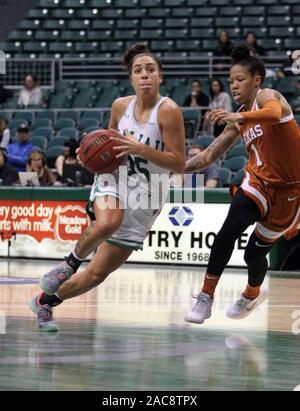Dezember 1, 2019 - Hawai'i Regenbogen Wahine guard Jadynn Alexander #15 treibt die Lane auf Texas Longhorns guard Sug #1 Sutton während eines Spiels zwischen den Hawai'i Regenbogen Wahine und die Texas Longhorns in der Stan Polizeichef-Mitte in Honolulu, HI Michael Sullivan/CSM. Stockfoto