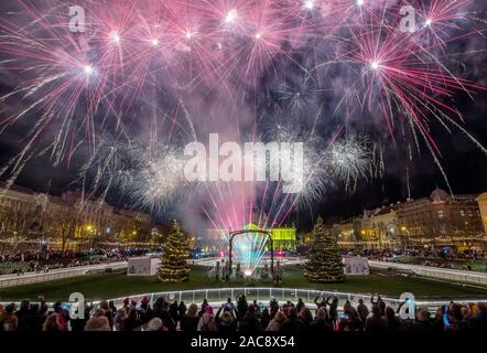 (191202) - Peking, Dez. 2, 2019 (Xinhua) - Feuerwerke sind bei der Eröffnung eines Ice Park an Tomislav Platz in Zagreb, Kroatien gesehen, an November 30, 2019. Feiern des Advents, der Weg von hier am Samstag. (Igor Kralj/Pixsell/Handout über Xinhua) Stockfoto