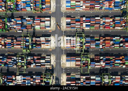 Einen atemberaubenden Blick auf den Hafen von Singapur mit Lkw und Tausende von farbigen Behälter bereit zum Laden auf einige Frachtschiffe. Stockfoto