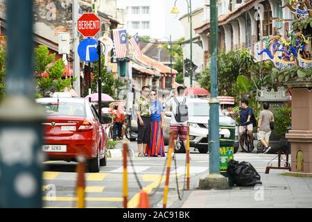 Einige Touristen fotografieren in Armenian Street. Stockfoto