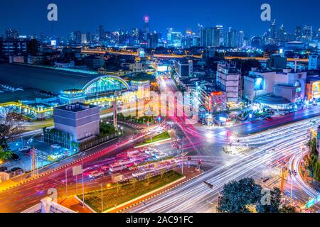 Stadtbild von Bangkok und der Verkehr während der Dämmerung am Bahnhof Hualampong Bereich in Bangkok, Thailand Stockfoto