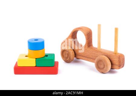 Close-up Spielzeug der Kinder der natürlichen Holz in Form einer Dump Truck mit Holzblöcken in Form von multi-farbige geometrische Formen auf einem weißen Stockfoto