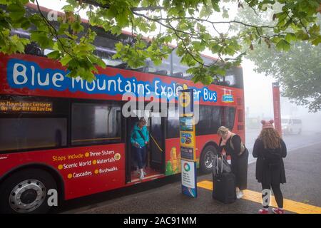 Blue Mountains explorer Bus herauf Passagiere auf einem Sommer nebligen Tag in Echo Point Katoomba, New South Wales, Australien Stockfoto