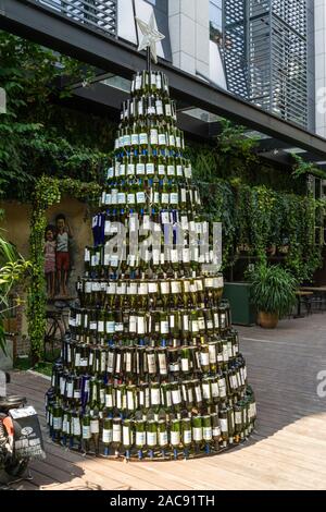 Weihnachtsbaum aus Weinflaschen Stockfoto