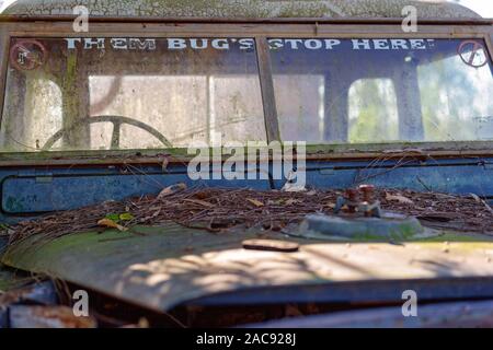 Nahaufnahme von einem Zeichen auf der Windschutzscheibe und eine Alte verrostete und verlassenes Auto Stockfoto