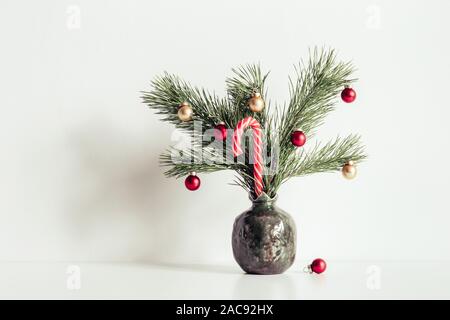 Minimalistisches Interieur Dekoration für Weihnachten. Ein Beispiel für kleine Weihnachtsbaum oder Winter Bouquet von Nadelbäumen. Stockfoto
