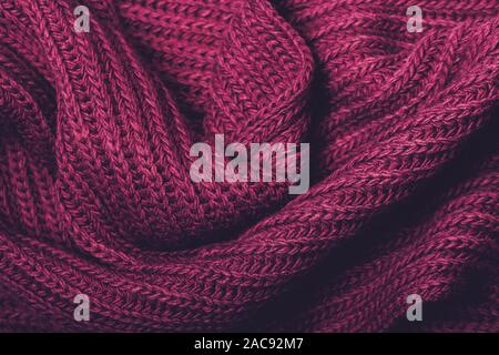 Gestrickter Schal violett Textur. Das Konzept der Gemütliche, komfortabel, warm, weich oder Winter Stockfoto