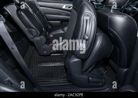 Reinigen Sie nach dem Waschen der Rücksitze von Matt Schwarz echtes Leder im Innenraum mit drei Reihen und sieben Sitzer ein teures SUV, Stockfoto