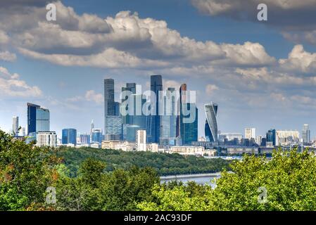 Luftaufnahme des skysrapers der Stadt Moskau über die Moskwa, in Moskau, Russland. Stockfoto