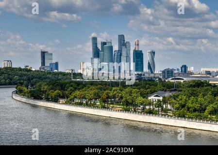 Luftaufnahme des skysrapers der Stadt Moskau über die Moskwa, in Moskau, Russland. Stockfoto