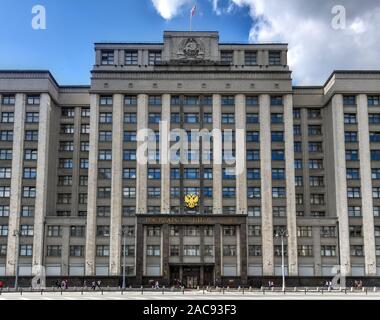 Moskau, Russland - Juli 28, 2019: Fassade der Staatsduma der Russischen Föderation - das russische Parlament im Zentrum von Moskau. Der eingeschriebenen Tate Stockfoto