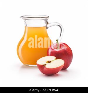 Ein Krug mit Apfelessig mit Frische rote Äpfel auf weißem Hintergrund Stockfoto