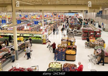 30. November 2019 - Calgary, Alberta, Kanada - Käufer in einem Superstore während der Schwarzen Freitag, Cyber Montag Wochenende Stockfoto