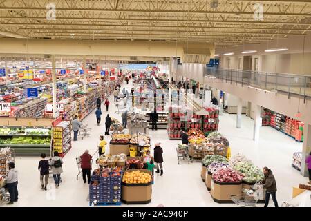 30. November 2019 - Calgary, Alberta, Kanada - Käufer in einem Superstore während der Schwarzen Freitag, Cyber Montag Wochenende Stockfoto