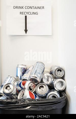 14. juli 2019 - Calgary, Alberta, Kanada - Soda können Papierkorb in einem Büro Stockfoto