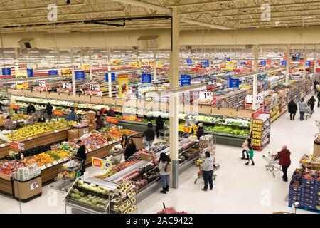 30. November 2019 - Calgary, Alberta, Kanada - Käufer in einem Superstore während der Schwarzen Freitag, Cyber Montag Wochenende Stockfoto