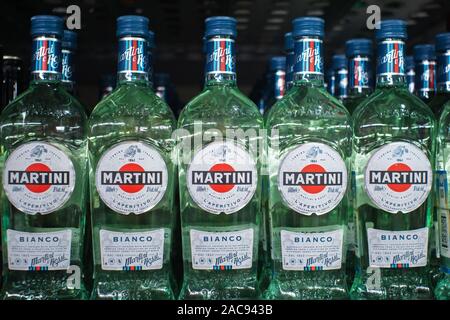 Tjumen, Russia-November 05, 2019: Flaschen verschiedener Arten von Martini Bianco Wermut auf Speicherregalen zum Verkauf in SB-Warenhaus. Martini ist eine Marke der Stockfoto