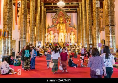 Sonnenanbeter und touristische an einem Tempel, Tag des neuen Jahres in Chiang Mai, Thailand Stockfoto